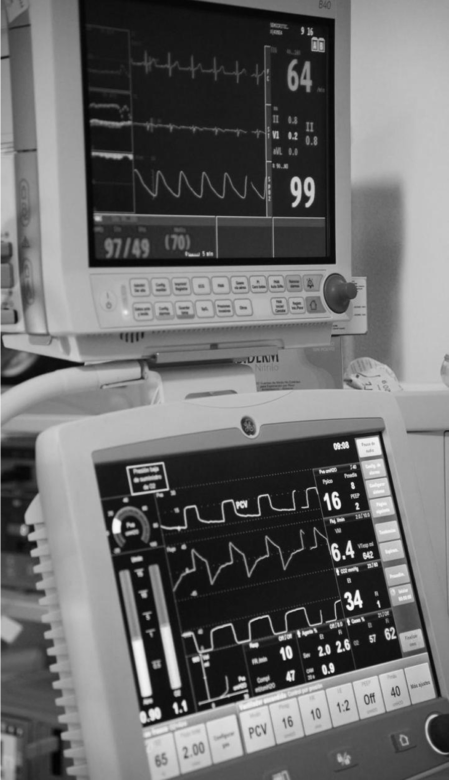 Anestesióloga supervisando el monitoreo intraoperatorio