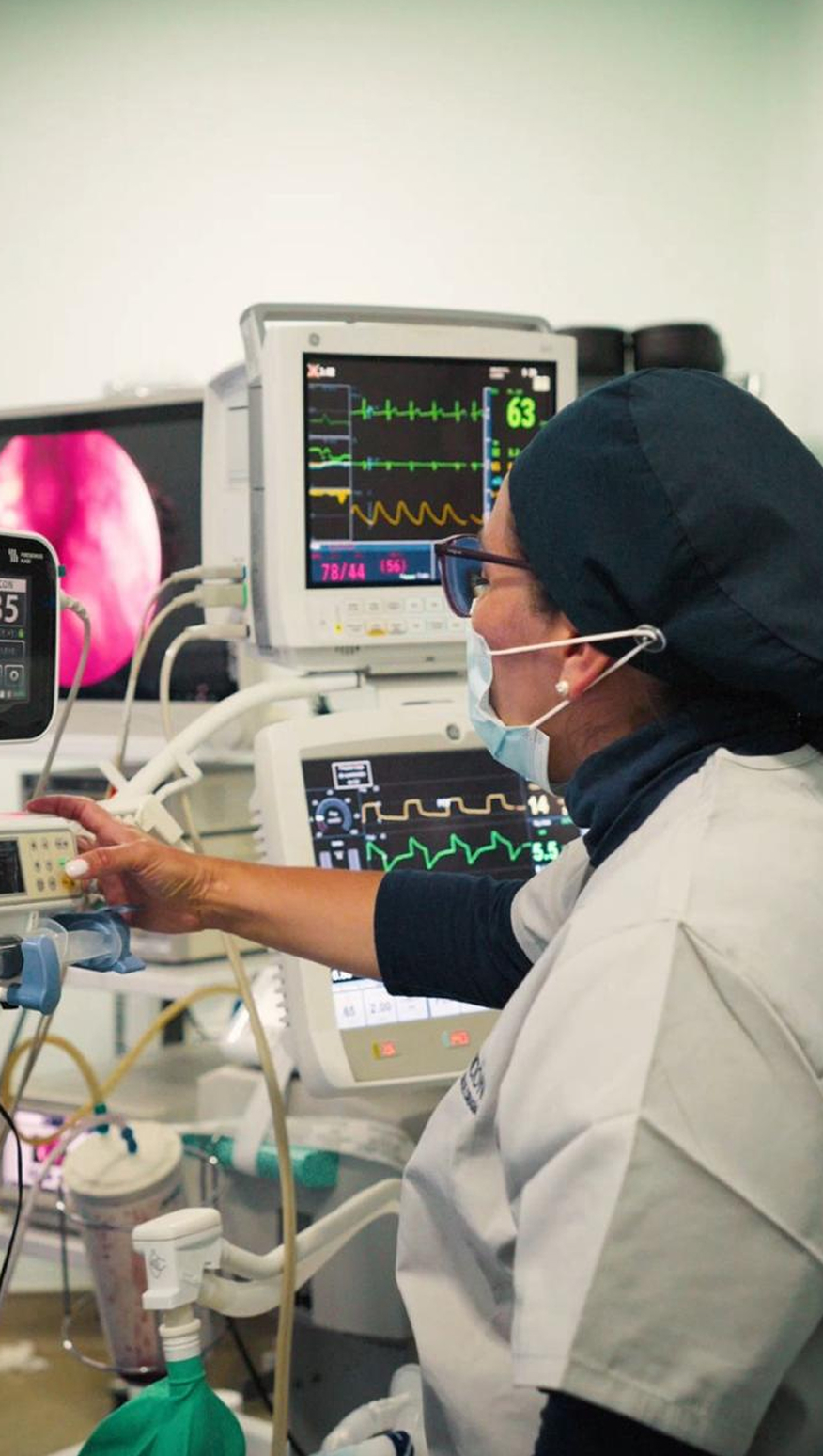Equipo de quirófano durante una rinoplastia