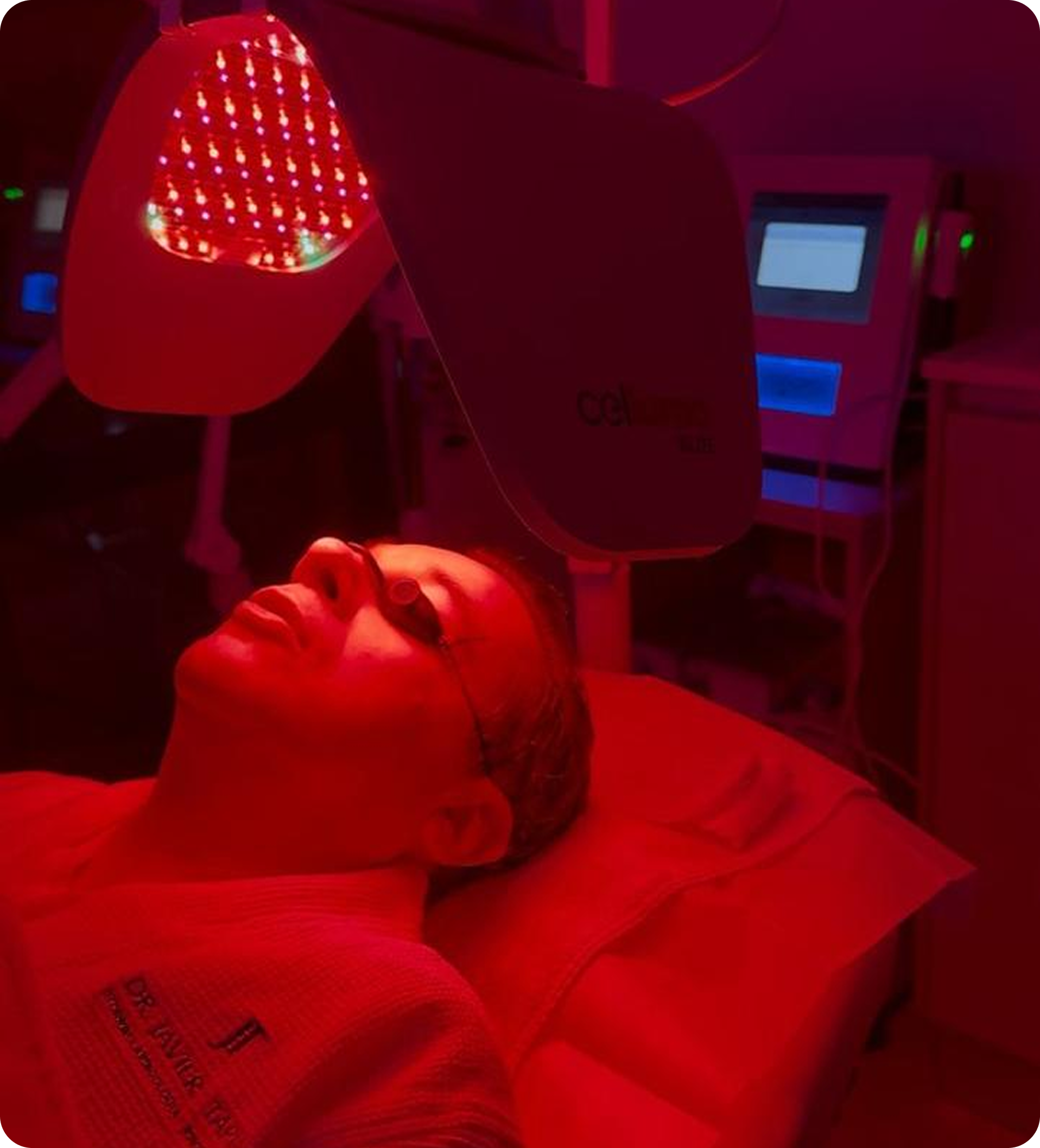 Paciente durante tratamiento de luz LED