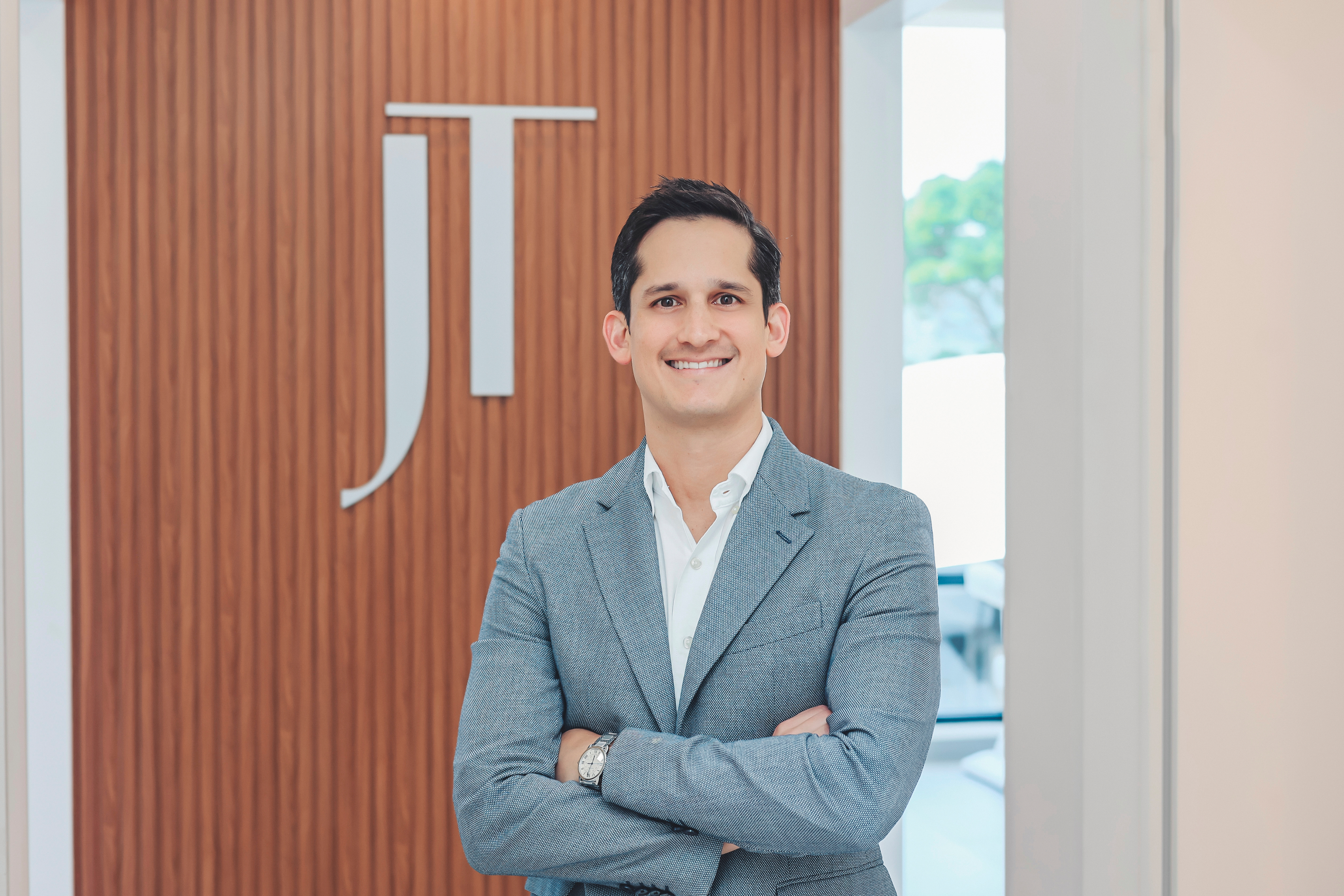 Dr. Javier Tapia en consulta