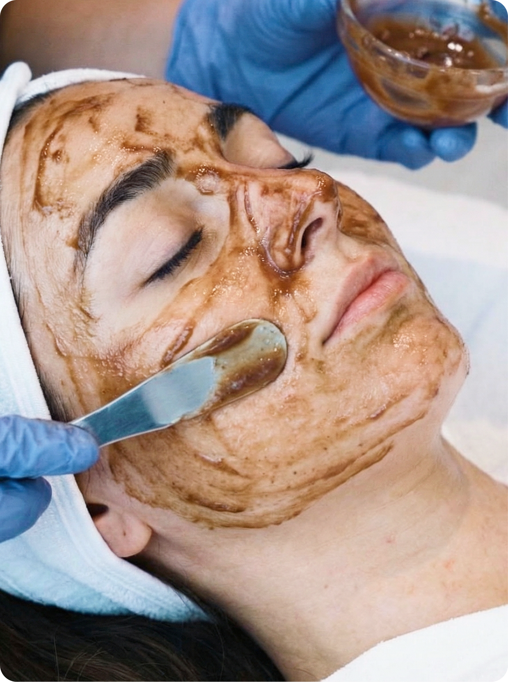 Aplicación de mascarilla facial en cabina