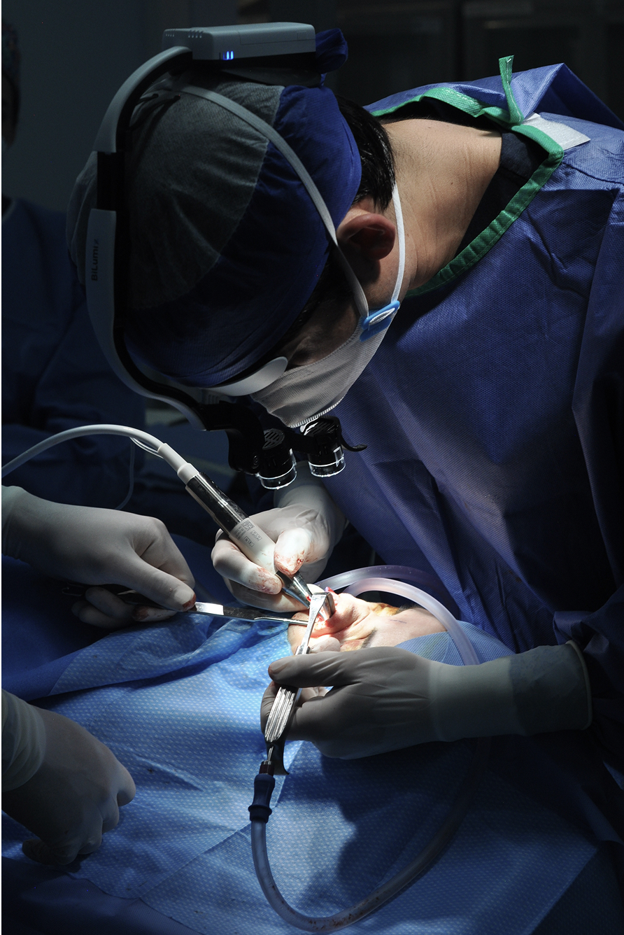 Dr. Tapia operando con instrumental ultrasónico